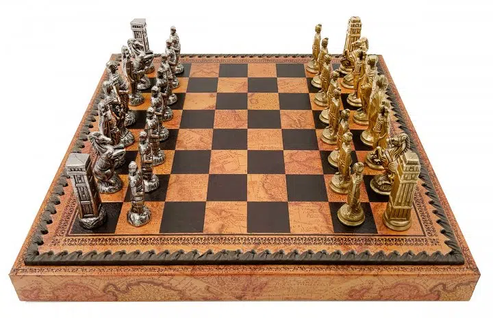 Schachspiel Römer gegen Barbaren - Schachbrett - Backgammon und Damespiel aus Kunstleder mit Aufbewahrung & Metallteilen