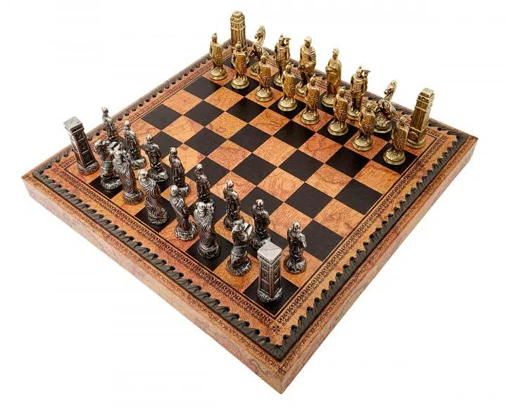 Schachspiel Römer gegen Barbaren - Schachbrett - Backgammon und Damespiel aus Kunstleder mit Aufbewahrung & Metallteilen