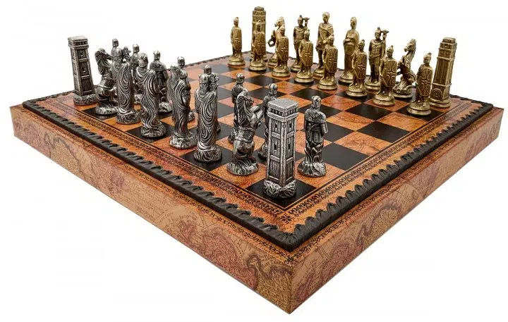 Schachspiel Römer gegen Barbaren - Schachbrett - Backgammon und Damespiel aus Kunstleder mit Aufbewahrung & Metallteilen