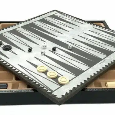 Zeitgenössisches Schachspiel - Schachbrett und Backgammon mit Kunstlederaufbewahrung und Messingfiguren – Bild 14
