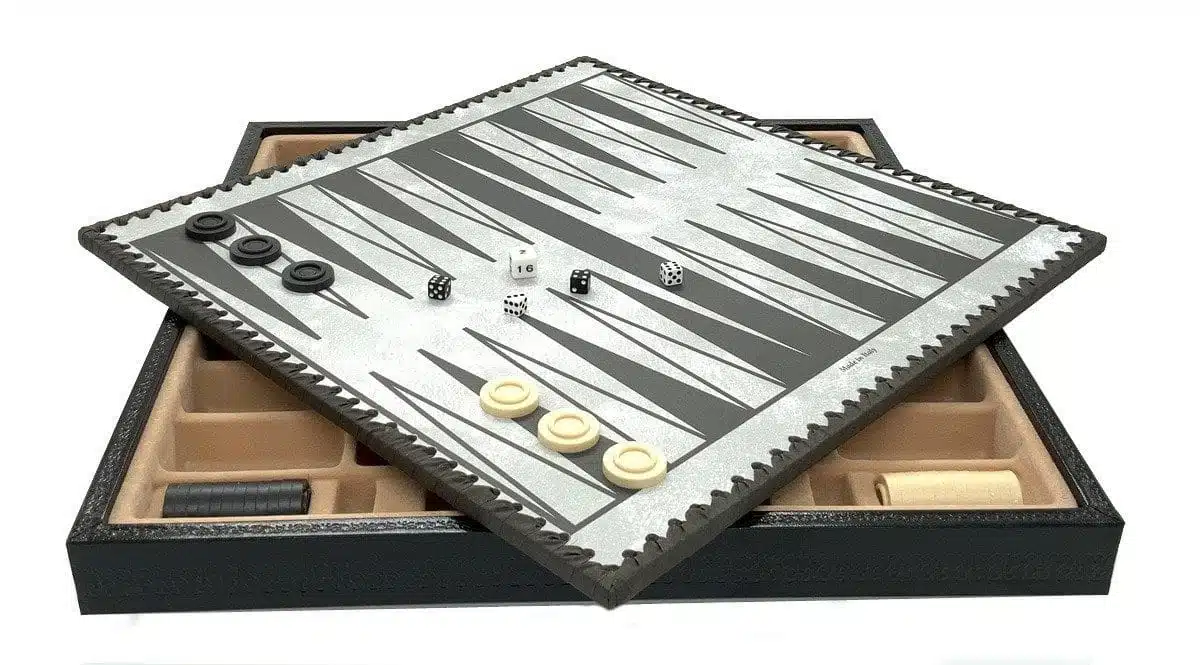 Zeitgenössisches Schachspiel - Schachbrett und Backgammon mit Kunstlederaufbewahrung und Messingfiguren – Bild 14