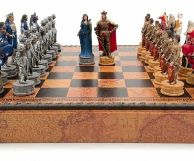 Schachspiel Roi Arthur - Schachbrett - Backgammon und Damespiel aus Kunstleder mit Aufbewahrung & Figuren aus Kunstharz