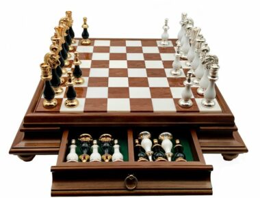 Großes orientalisches Schachspiel Schwarz und Weiß - Schachbrett aus Holz und toskanischem Alabaster mit Schublade & Figuren aus Holz und massivem Messing