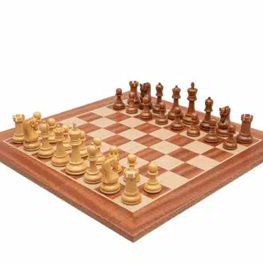 Geschnitztes Schachspiel aus Akazienholz und Schachbrett aus Mahagoniholz