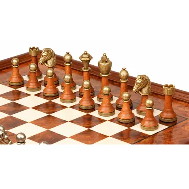 Figuren aus hellem und dunklem Holz mit goldenen Details, Nahaufnahme