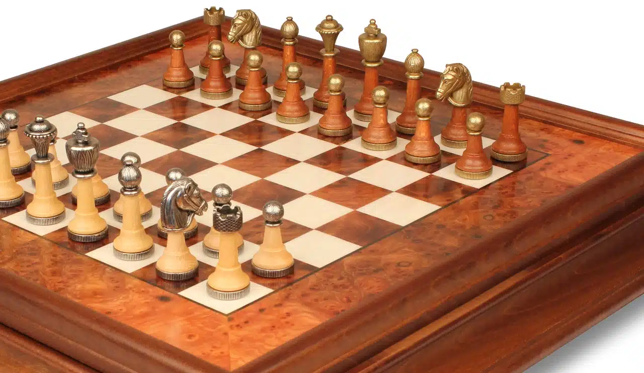 Klassisches Schachspiel - Schachbrett aus Erlenholz und Wurzelholz mit Schublade & Figuren aus Metall und Holz – Bild 5