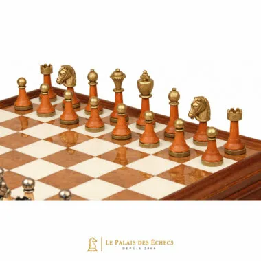 Goldene Figuren aus Holz und Metall, Detail der Bauern und des gravierten Springers