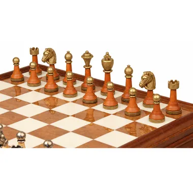 Goldene Figuren aus Holz und Metall, Detail der Bauern und des gravierten Springers