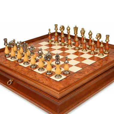 Schachfiguren Arabesque aus Metall und Holz in Nahaufnahme auf dem Brett