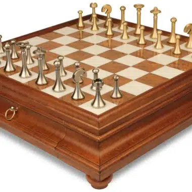Zeitgenössisches Schachspiel - Schachbrett aus Holz und toskanischem Alabaster mit Schublade & Messingfiguren
