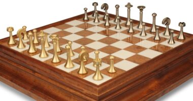 Zeitgenössisches Schachspiel - Schachbrett aus Holz und toskanischem Alabaster mit Schublade & Messingfiguren
