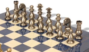 Schachspiel Französische Garde - Schachbrett aus Ahornholz und blauem Heidekraut & massive Messingteile