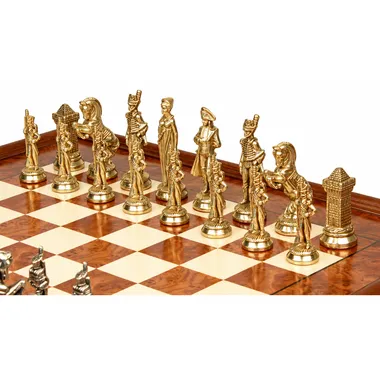 Goldene Figuren des Napoleon-Schachspiels aufgereiht auf dem Ulmenholz-Schachbrett