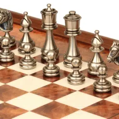 Versilberte Schachfiguren aus massivem Messing auf dem Ulmenholz-Schachbrett aufgestellt