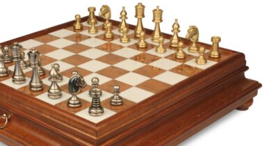 Schachspiel Persien - Schachbrett aus Holz und toskanischem Alabaster mit Schublade & Figuren aus massivem Messing