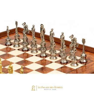 Versilberte Napoleon-Schachfiguren detailliert auf dem Ulmenholz-Schachbrett