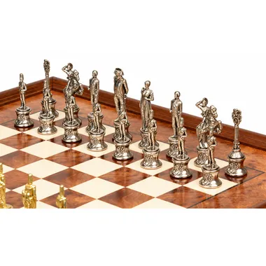 Versilberte Napoleon-Schachfiguren detailliert auf dem Ulmenholz-Schachbrett
