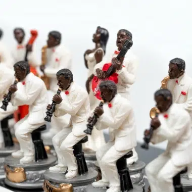 Schachspiel Jazz vs Rock - Schachbrett aus Kunstleder & Figuren aus Harz