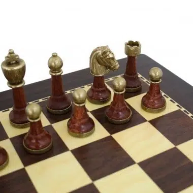 Figuren aus goldfarbenem und weinrotem Metall, Springer und Turm in Nahaufnahme auf dem Brett