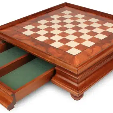 Schachspiel-Box aus Ulmenholz mit geöffneter Schublade mit grünem Filz ausgekleidet