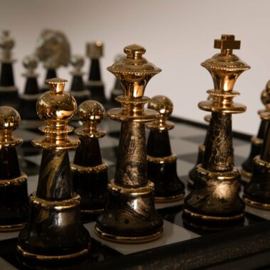 Staunton XL Fantasieschachspiel - Schachbrett aus Holz und Alabaster & Figuren aus Holz und massivem Messing