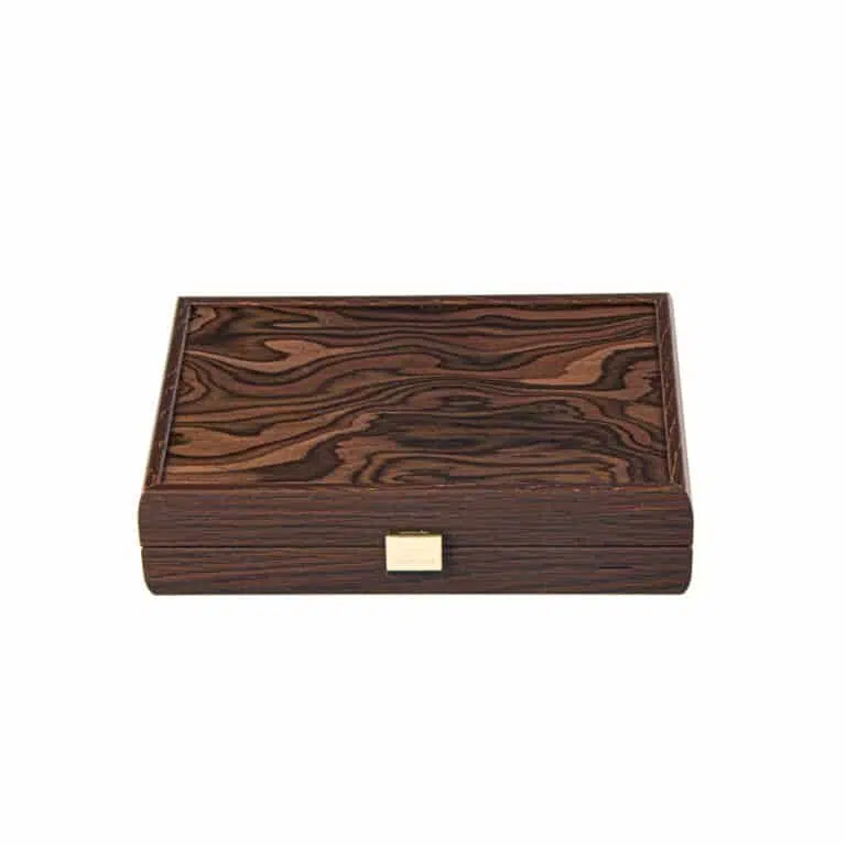 Geschlossene Box aus kalifornischem Nussbaumwurzelholz mit goldener Gravurplatte