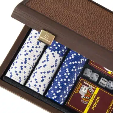 Detail der gestapelten Chips mit goldenem Schild und Spielkarten