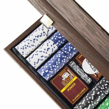 Detailansicht der bunten Pokerchips, Karten und Würfel im Koffer