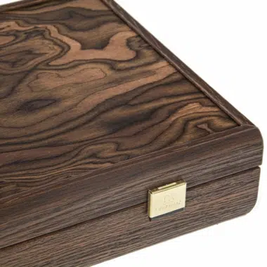 Detailansicht der Koffer-Ecke mit goldenem Verschluss und gravierter Plakette an der Seite