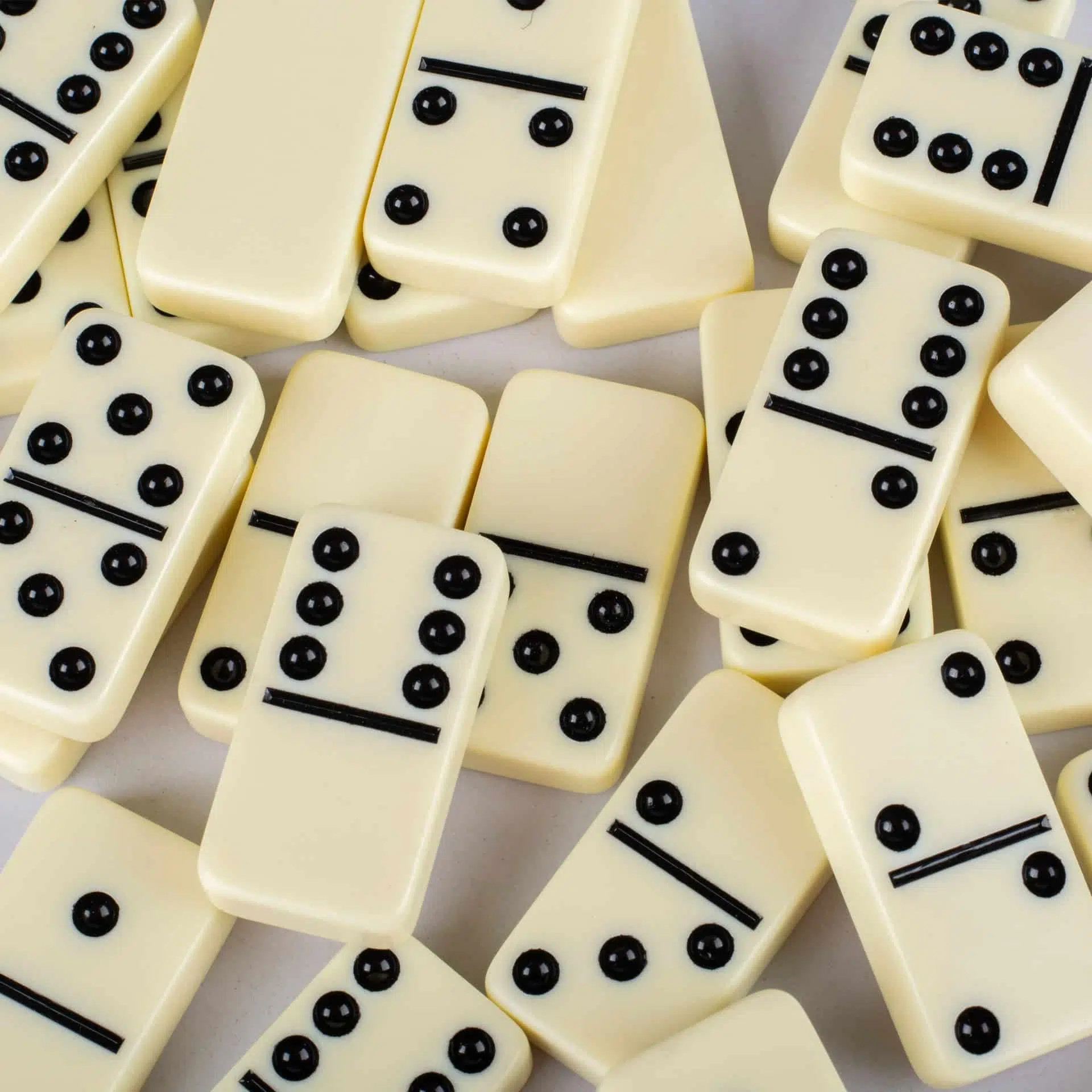 Domino-Set mit Holzkasten aus Walnussholz – Bild 4