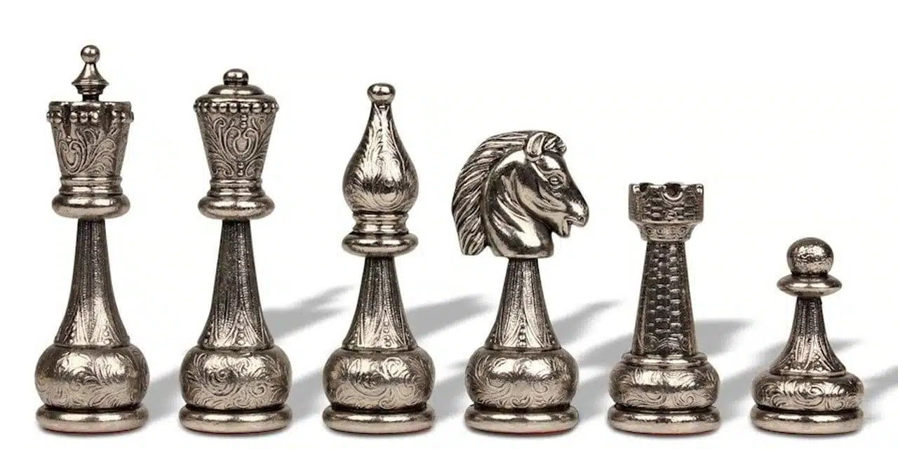 Großes Staunton-Schachspiel aus Metall und Schachbrett aus Kunstleder mit antikem Weltkartenmuster – Bild 4