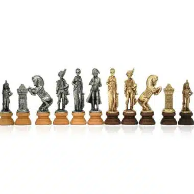 Alle goldenen und silbernen Napoléon-Schachfiguren nebeneinander, Frontansicht