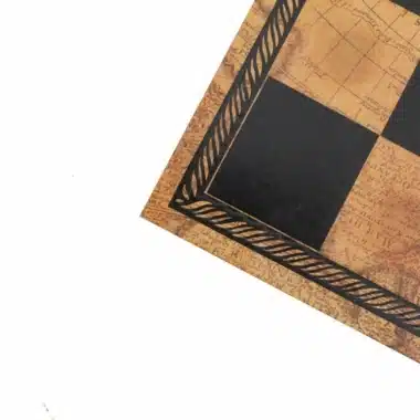 Detailansicht der Schachbrettecke mit gravierter Bordüre und alten Kartenmotiven