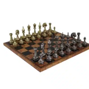 Großes Staunton-Schachspiel aus Metall und Schachbrett aus Kunstleder mit antikem Weltkartenmuster
