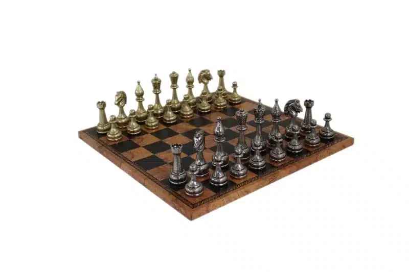 Großes Staunton-Schachspiel aus Metall und Schachbrett aus Kunstleder mit antikem Weltkartenmuster