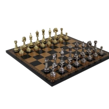 Großes Schachspiel aus skulptiertem Metall & Schachbrett aus schwarzem und goldenem Kunstleder