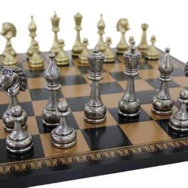 Alternative view of Großes Schachspiel aus skulptiertem Metall & Schachbrett aus schwarzem und goldenem Kunstleder