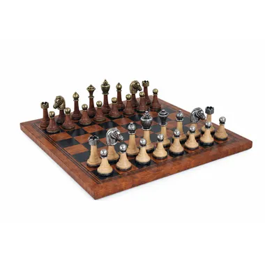 Komplettes Staunton-Schachset aus Metall und Holz auf braunem Kunstleder-Schachbrett