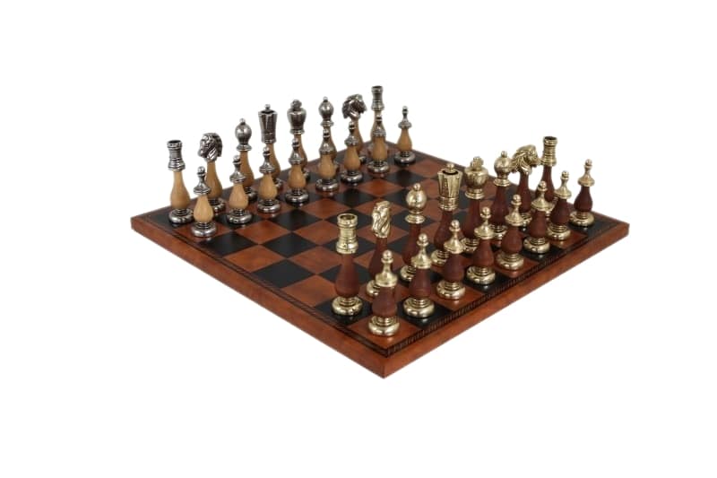 Handgefertigtes Schachspiel aus Holz und Metall mit Schachbrett aus Kunstleder in Braun