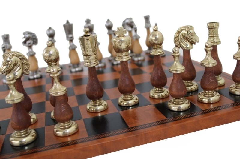 Handgefertigtes Schachspiel aus Holz und Metall mit Schachbrett aus Kunstleder in Braun – Bild 2