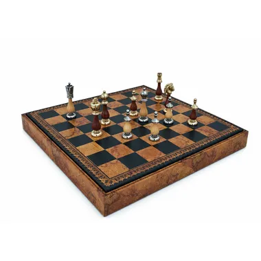Schachspiel Arabesque, Nahaufnahme der Figuren aus Metall und Holz auf dem Brett