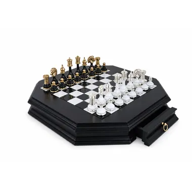 Komplettes Schachset aus goldenem und silbernem Messing auf Marmorbrett mit Schublade