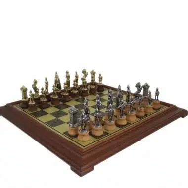 Schachspiel Mary Stuart - Schachbrett auf Fuß in Messingoptik mit Holzrahmen & Schachspiel aus Metall und Holz