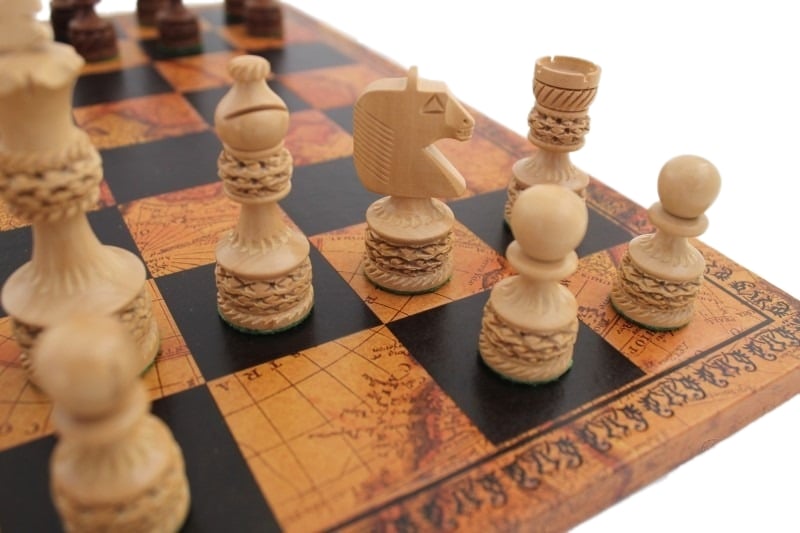 Schachspiel aus geschnitztem Holz & Schachbrett aus Kunstleder – Bild 2