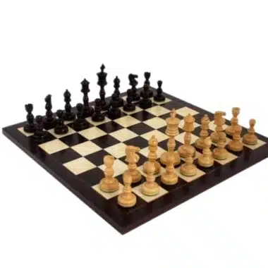 Schachspiel und Schachbrett aus dunklem Rosenholz, Figuren zu Spielbeginn aufgestellt