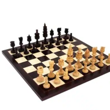 Schachspiel aus dunklem Rosenholz mit geschnitzten Figuren