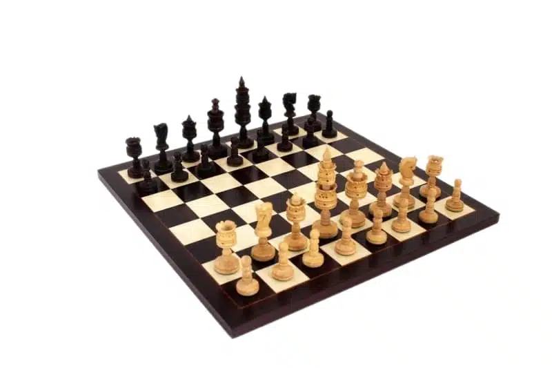 Schachspiel aus dunklem Rosenholz mit geschnitzten Figuren