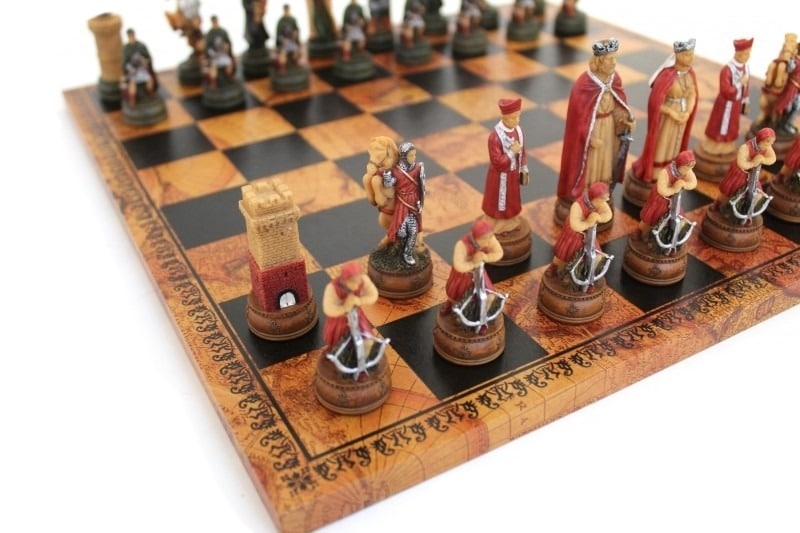 Schachspiel Camelot - Schachbrett aus Kunstleder & Schachspiel aus Harz – Bild 2