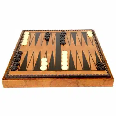 Backgammon-Brett aus Kunstleder mit aufgestellten schwarzen und cremefarbenen Steinen