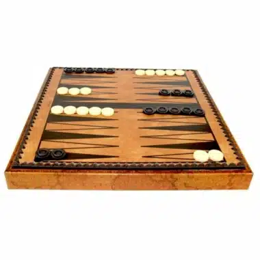 Backgammon-Brett aus Kunstleder von vorne mit Spielsteinen im Spiel
